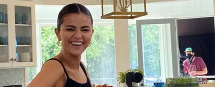 Selena Gomez durante su programa de cocina Selena Gomez durante su programa de cocina