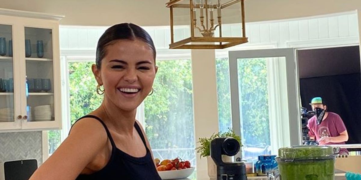 Selena Gomez durante su programa de cocina