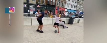 El vídeo del que todos hablan: una niña humilla al fútbol a un joven cuando intentaba chulearse