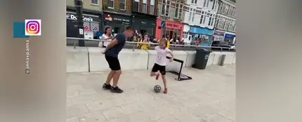 El vídeo del que todos hablan: una niña humilla al fútbol a un joven cuando intentaba chulearse El vídeo del que todos hablan: una niña humilla al fútbol a un joven cuando intentaba chulearse