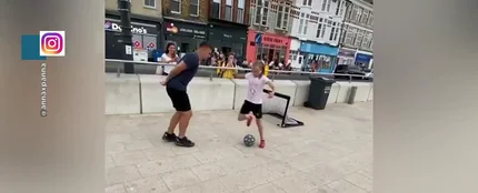 El vídeo del que todos hablan: una niña humilla al fútbol a un joven cuando intentaba chulearse El vídeo del que todos hablan: una niña humilla al fútbol a un joven cuando intentaba chulearse