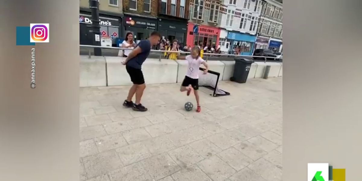 El vídeo del que todos hablan: una niña humilla al fútbol a un joven cuando intentaba chulearse