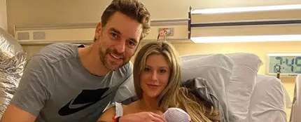 Pau Gasol y Cat Mcdonnell, junto a su hija Elisabet Gianna Gasol Pau Gasol y Cat Mcdonnell, junto a su hija Elisabet Gianna Gasol