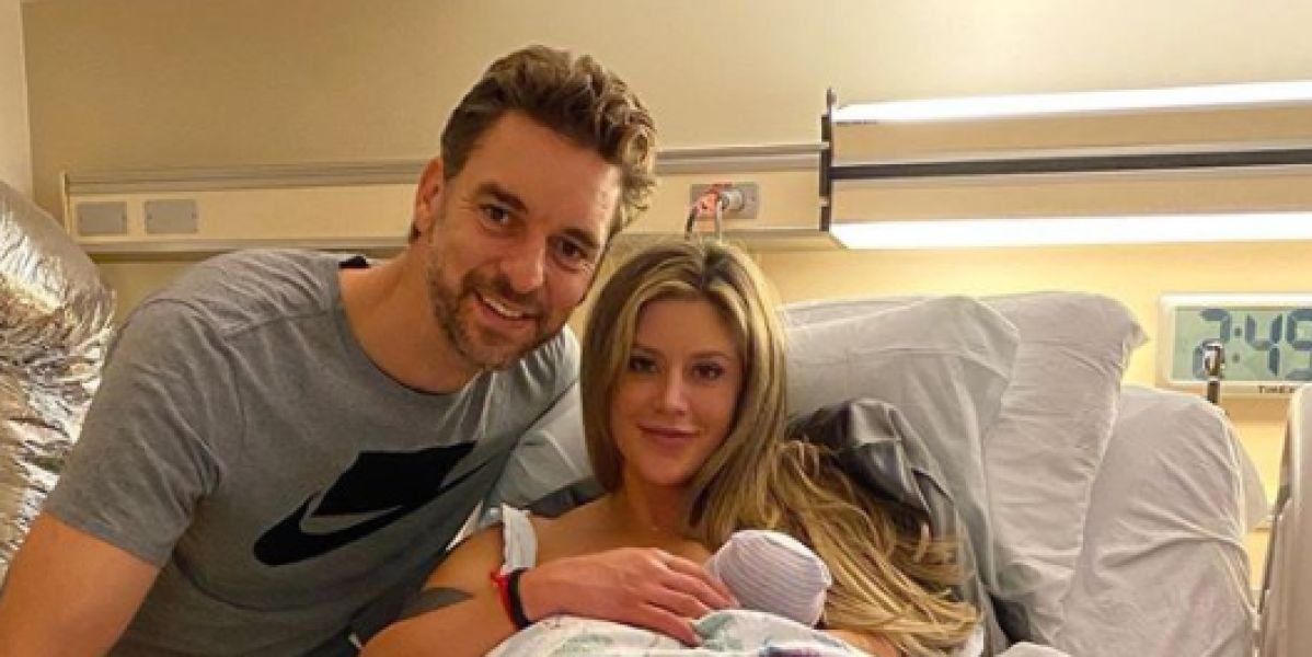Pau Gasol y Cat Mcdonnell, junto a su hija Elisabet Gianna Gasol