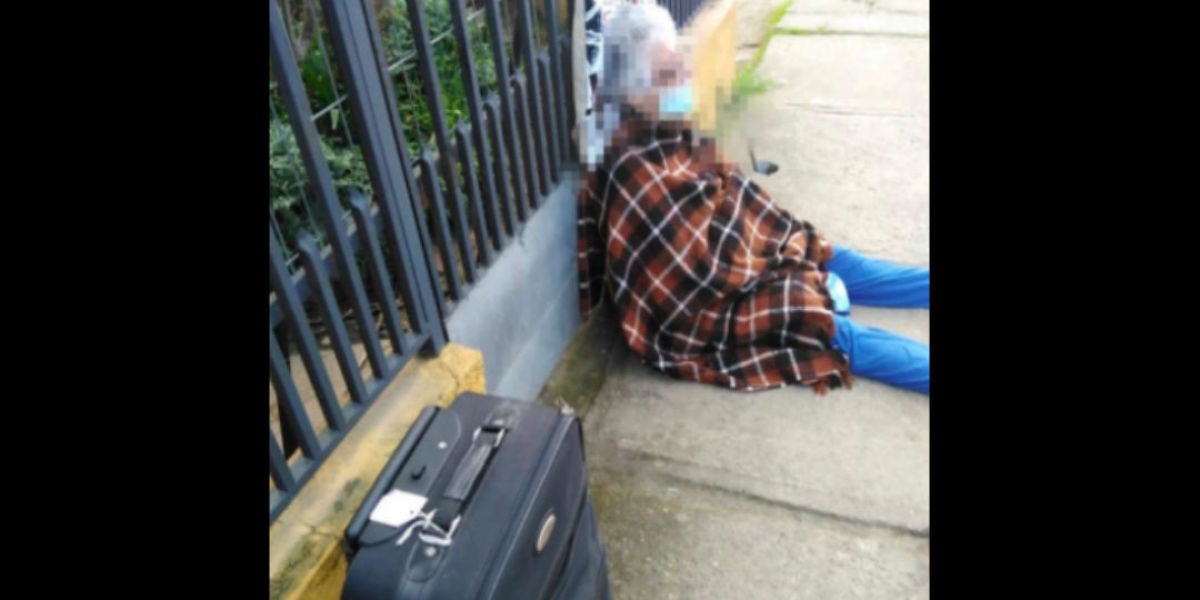 Imagen de la anciana tirada en la calle en Chile