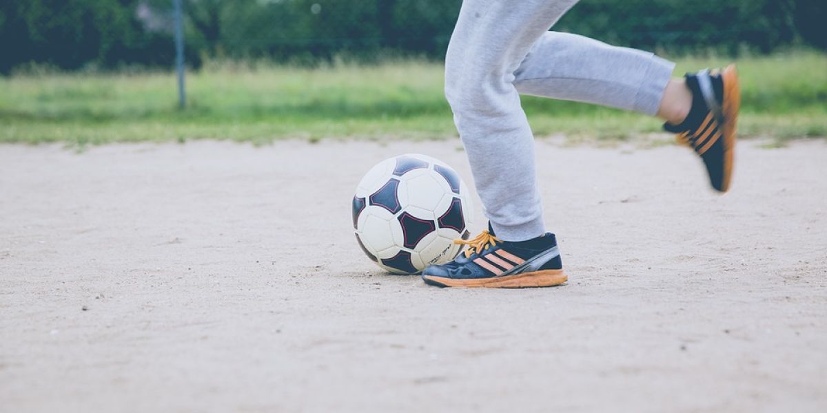 Un niño chutando un balón