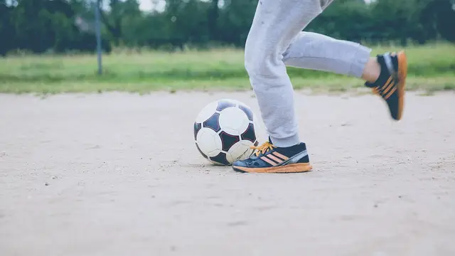 Un niño chutando un balón