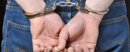 Arrestado con esposas Arrestado con esposas