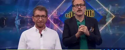 Pablo Motos y Joaquín Reyes intentando repartir la tarjeta de El Hormiguero Pablo Motos y Joaquín Reyes intentando repartir la tarjeta de El Hormiguero