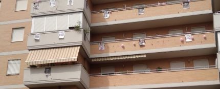 Vecinos de un edificio de Sevilla cuelgan globos y pancartas para denunciar que se ejerce la prostitución en uno de los pisos