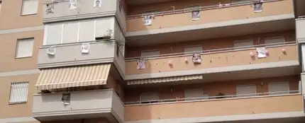 Vecinos de un edificio de Sevilla cuelgan globos y pancartas para denunciar que se ejerce la prostitución en uno de los pisos Vecinos de un edificio de Sevilla cuelgan globos y pancartas para denunciar que se ejerce la prostitución en uno de los pisos