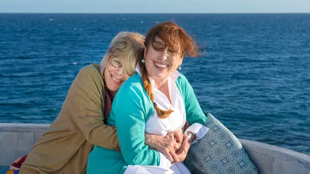 Rosa María Sardà y Verónica Forqué en la película 'Salir del ropero'