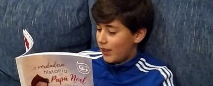 Andr&eacute;s Ben&iacute;tez leyendo su libro 'La verdadera historia de Pap&aacute; Noel'