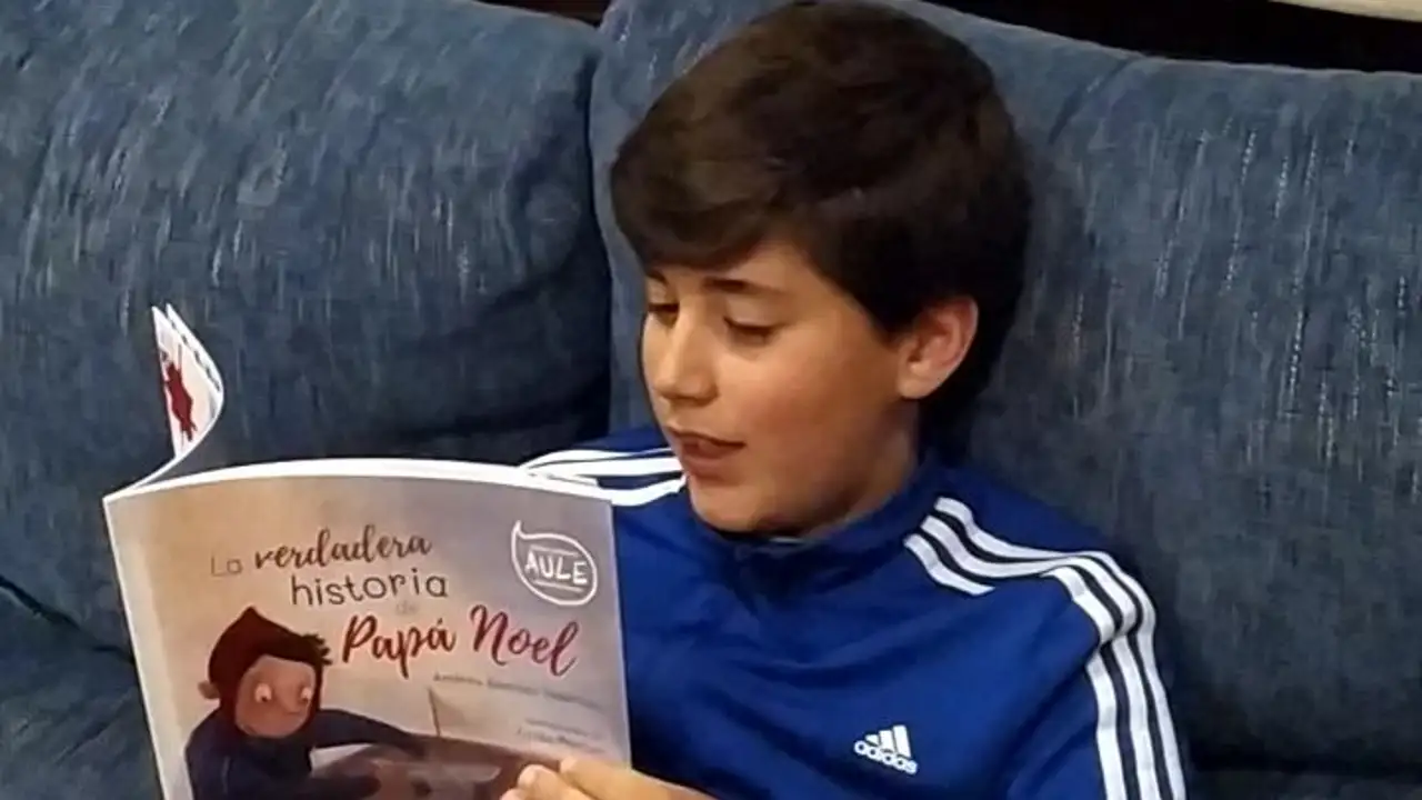 Andrés Benítez leyendo su libro 'La verdadera historia de Papá Noel' Andrés Benítez leyendo su libro 'La verdadera historia de Papá Noel'