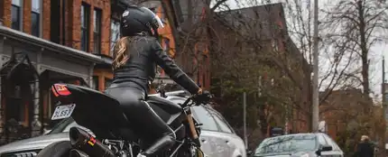 Una mujer en moto Una mujer en moto