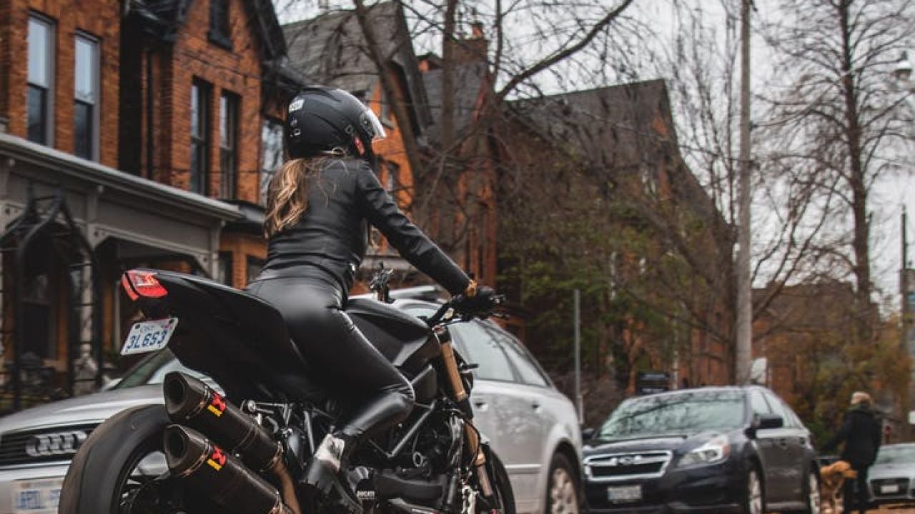 Una mujer en moto Una mujer en moto