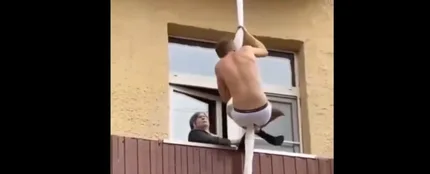 Un amante huyendo por el balcón Un amante huyendo por el balcón