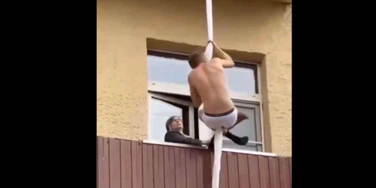 Un amante huyendo por el balcón