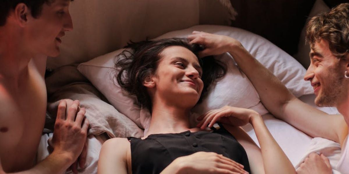 Tres personas en la cama