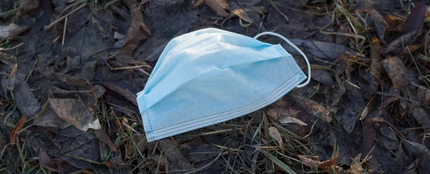 Una mascarilla en el suelo Una mascarilla en el suelo