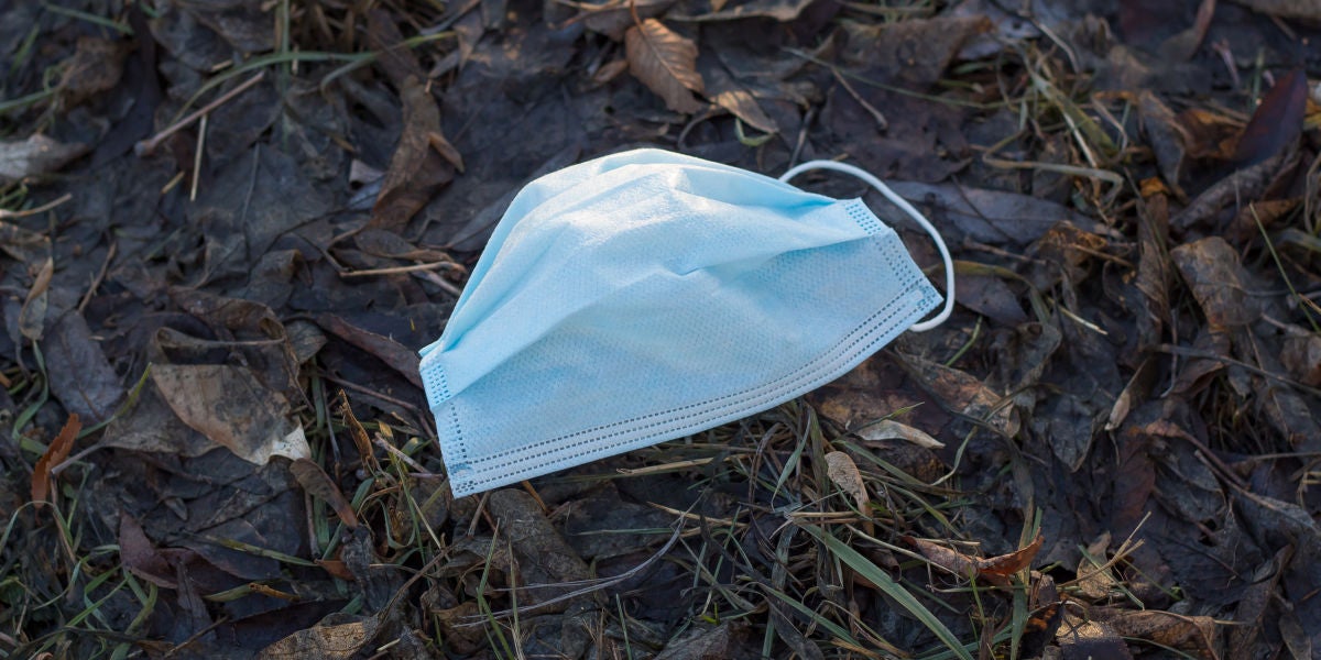 Una mascarilla en el suelo
