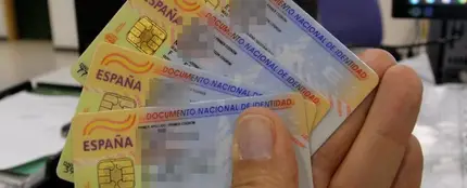 Varios DNIs en una comisaría de Policía, lugar donde hay que renovar el documento Varios DNIs en una comisaría de Policía, lugar donde hay que renovar el documento