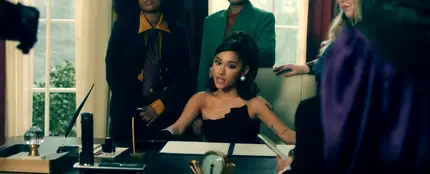 Ariana Grande en el 'Despacho Oval' en el vídeo de 'Positions' Ariana Grande en el 'Despacho Oval' en el vídeo de 'Positions'