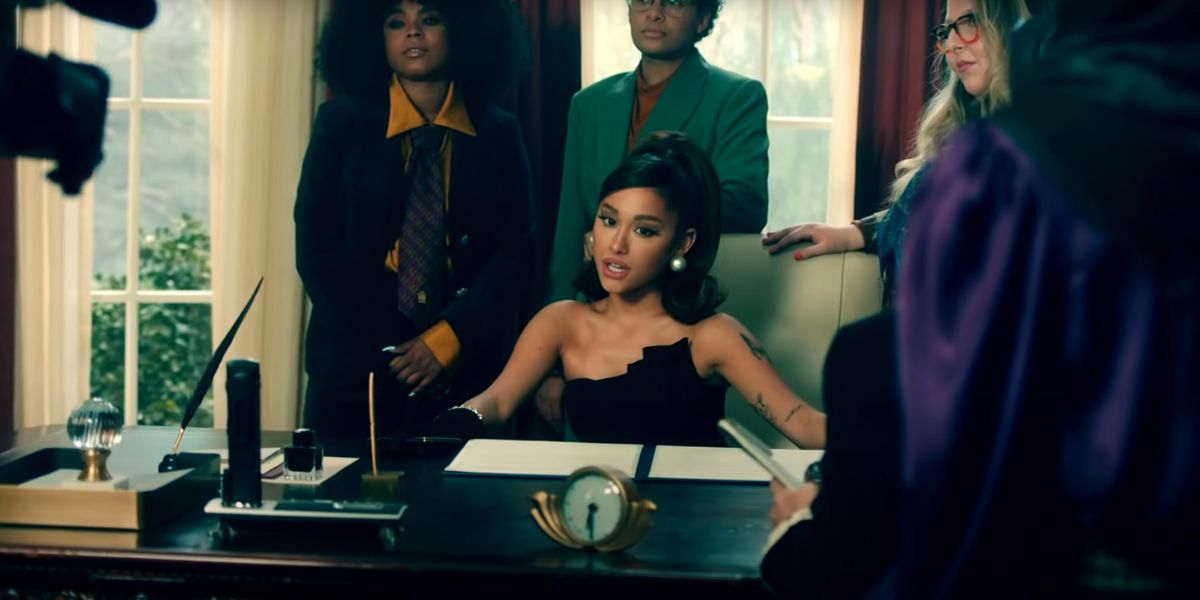 Ariana Grande en el 'Despacho Oval' en el vídeo de 'Positions'