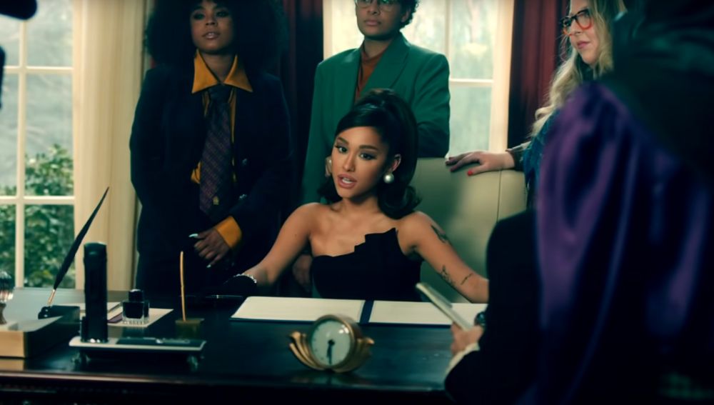 Ariana Grande en el 'Despacho Oval' en el vídeo de 'Positions'