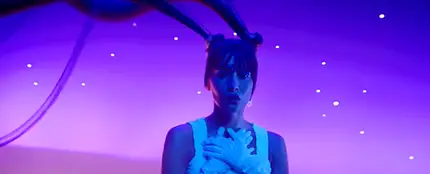 Aitana en el videoclip de 'Volaré' Aitana en el videoclip de 'Volaré'