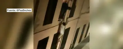 Imagen de jóvenes trepando en un colegio mayor de Granada Imagen de jóvenes trepando en un colegio mayor de Granada