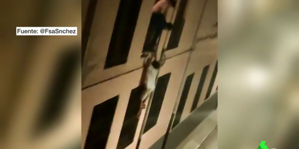 Imagen de jóvenes trepando en un colegio mayor de Granada