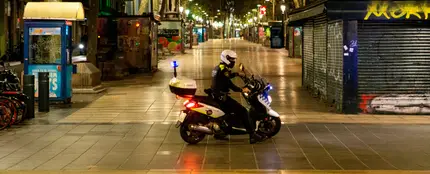 Imagen de un policía vigilando las calles durante el toque de queda Imagen de un policía vigilando las calles durante el toque de queda
