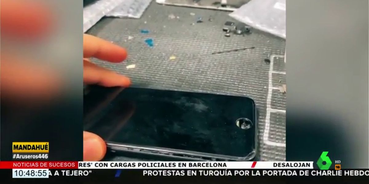 Encuentra una nota sorpresa dentro del iPhone que iba a reparar y 100 dólares