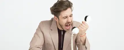 Hombre enfadado gritando al teléfono Hombre enfadado gritando al teléfono