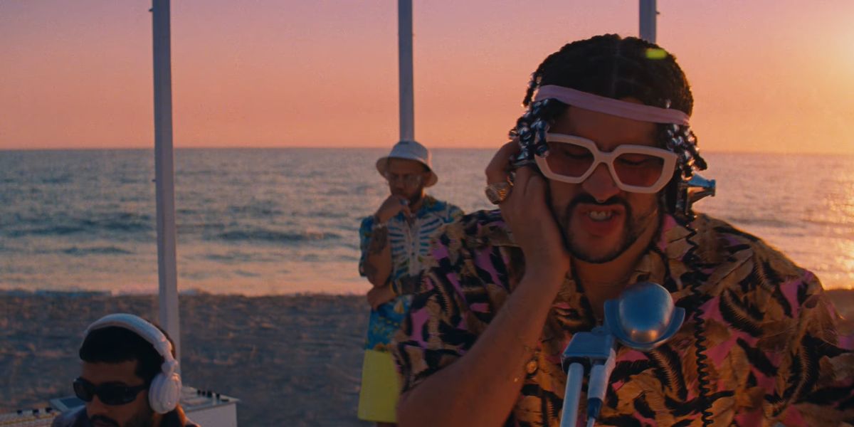 Bad Bunny en el videoclip de 'Dákiti'