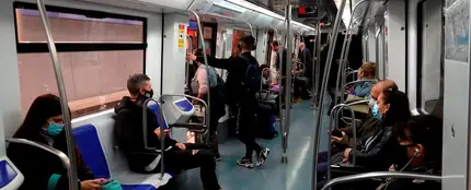 Varias personas en un vagón de metro en Barcelona Varias personas en un vagón de metro en Barcelona