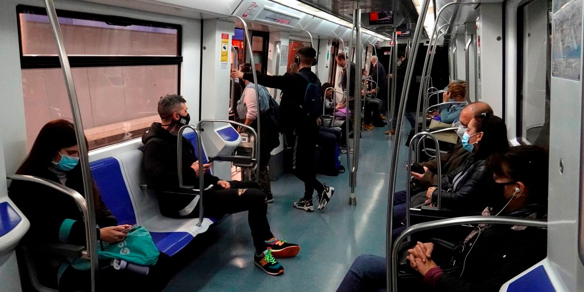 Varias personas en un vagón de metro en Barcelona