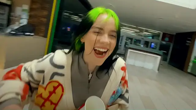 Billie EIlish en el vídeo de 'Therefore I Am'