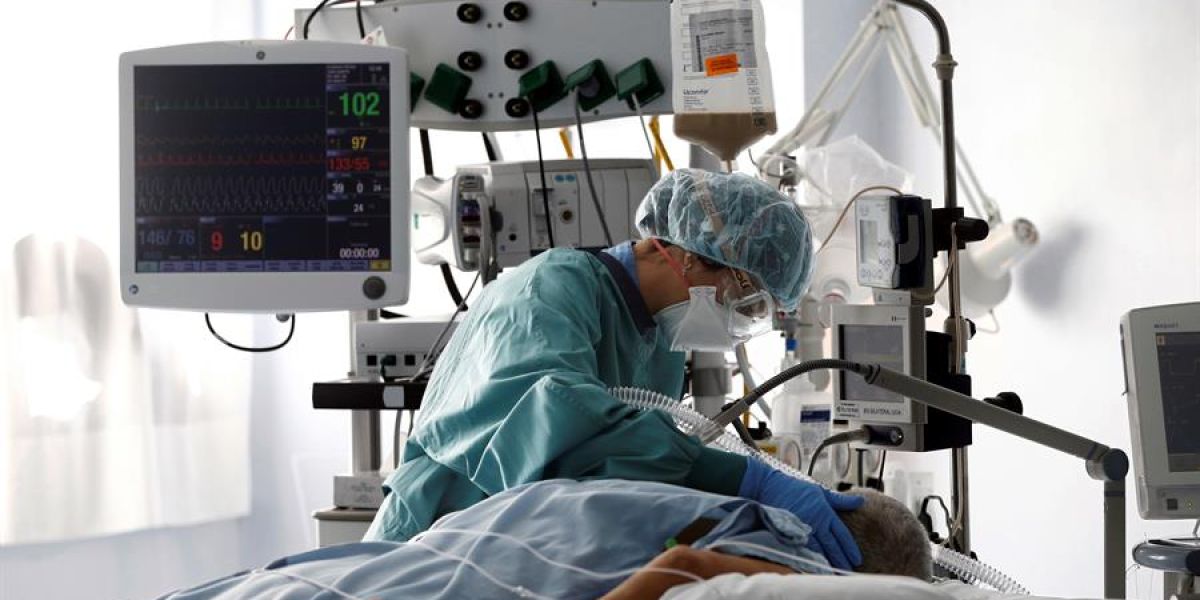 Una médico trata a un paciente de COVID-19 en una UCI.