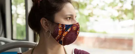 Chica con mascarilla Chica con mascarilla