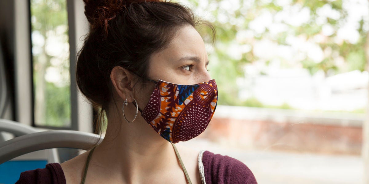Chica con mascarilla