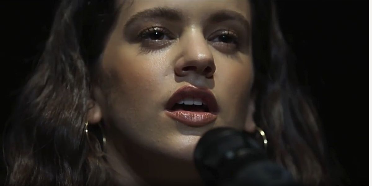 Rosalía interpreta 'Que no salga la luna' en 'Nueve Sevillas'