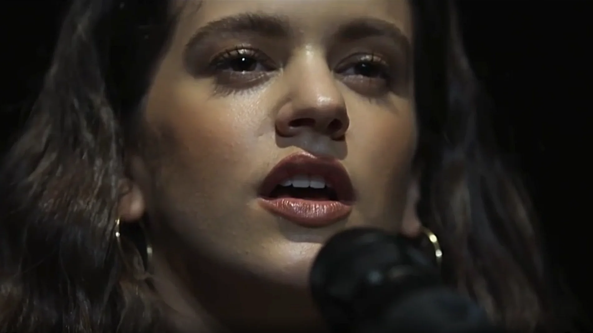 Rosalía interpreta 'Que no salga la luna' en 'Nueve Sevillas' Rosalía interpreta 'Que no salga la luna' en 'Nueve Sevillas'