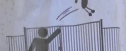Uno de los carteles situados en la puerta del colegio Trillade, en Francia Uno de los carteles situados en la puerta del colegio Trillade, en Francia