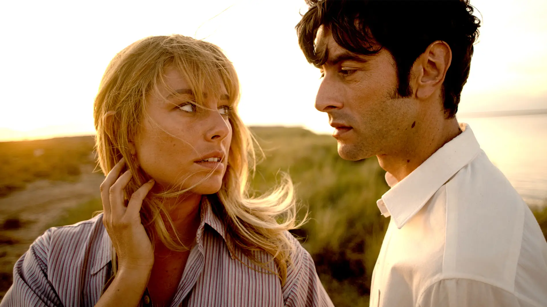 Los actores Blanca Suárez y Javier Rey, en una imagen promocional de 'El verano que vivimos'