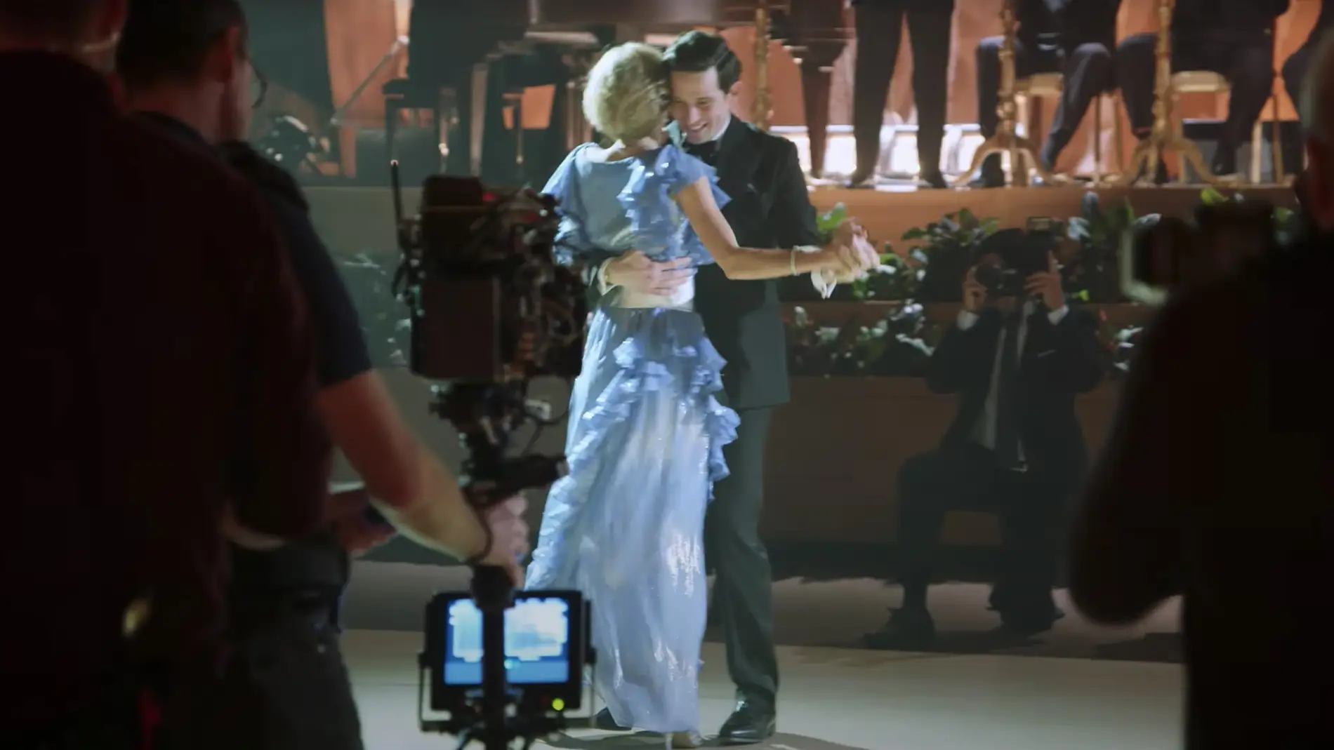 Una escena de 'The Crown' con Carlos y Diana bailando 