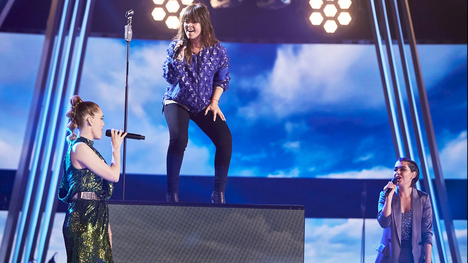Vanesa Martín, Paula Espinosa y Johanna Polvillo cantan ‘… y vuelo’ en La Final de ‘La Voz’