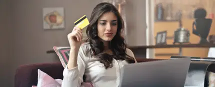 Una chica comprando por Internet Una chica comprando por Internet
