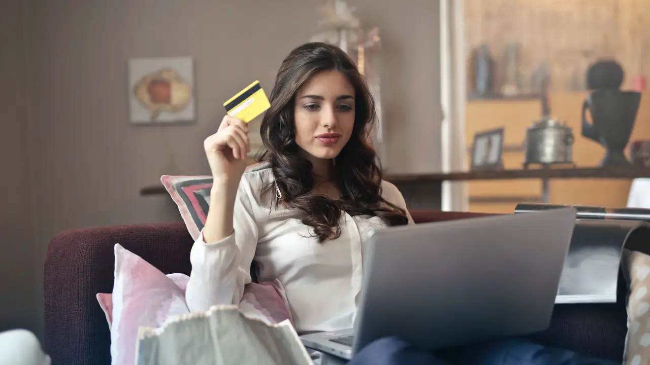 Una chica comprando por Internet Una chica comprando por Internet